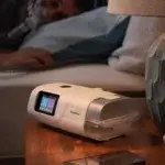 Un appareil AirCurve 11 présenté de face sur une table de nuit.